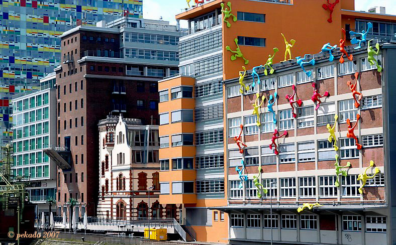 Fasadenkletterer-Figuren Düsseldorfer Hafen, 19. von 20 Themenbildern