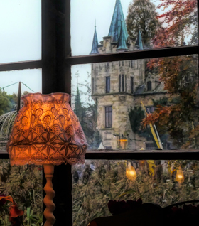 Fensterblick mit dekorativer Lampe